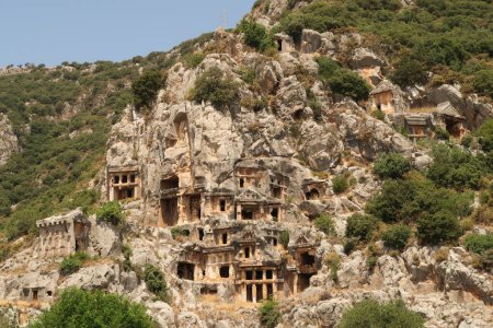 Die in den Felsen gehauenen lykischen Gräber an der antiken Stätte von Myra, in der Nähe von Demre, Türkei 2022