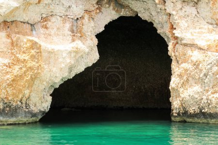 Téléchargez les photos : La célèbre grotte pirate ou grotte bleue sur l'île Asirli dans la baie de Gokkaya près de Demre, Turquie 2022 - en image libre de droit