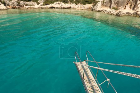 Tauchen Sie ein in das türkisblaue Meer der Esmeralda Emerald Bay auf unserer Bootstour auf der Insel Kekova, in der Nähe von Demre, Türkei 2022