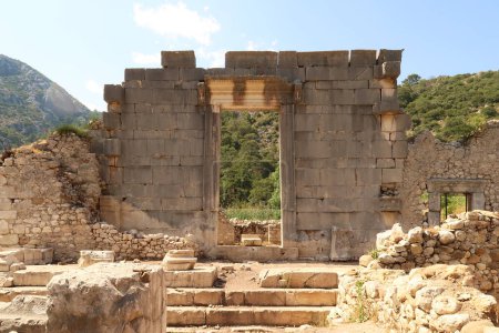 Foto de La sella gigante, puerta de la cella, entrada al templo jónico en el sitio antiguo de Olympos, Olympus, construido en el nombre del emperador romano Marcus Aurelius, cerca de Antalya, Turquía 2022 - Imagen libre de derechos