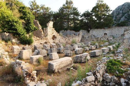 Das restliche Innere des ionischen Tempels an der antiken Stätte Olympos, Olympos, erbaut im Namen des römischen Kaisers Marcus Aurelius, in der Nähe von Antalya, Türkei 2022