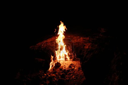 Una de las llamas eternas del Monte Quimera en la noche, cerca de Antalya, Turquía 2022