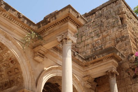 Details zum oberen Teil des Hadrians Tores, dem berühmten antiken römischen Monument in Antalya, Türkei 2022