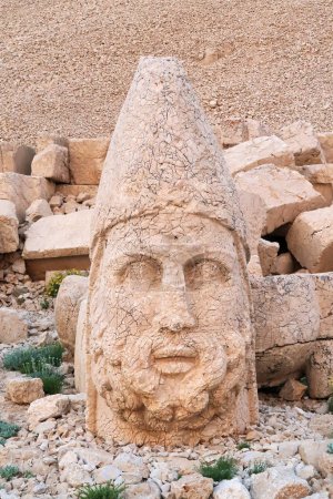 Kopf einer Steinstatue, Statue des Zeus auf der Westterrasse des Nemrut-Berges, in der Nähe von Adiyaman, Türkei 2022