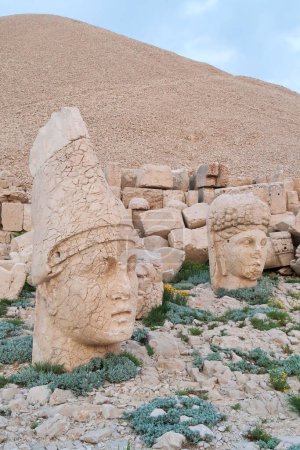 Köpfe von Steinstatuen, Skulpturen auf der Westterrasse des Nemrut-Berges, Köpfe von König Antiochos und der Göttin des Kommagene, in der Nähe von Adiyaman, Türkei 2022