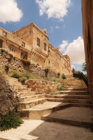 Treppen führen in ein hügeliges traditionelles Viertel von Mardin, Türkei 2022