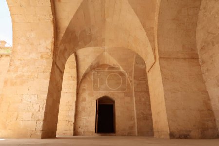 Bóveda y puerta en el Sultán Isa Medrese, Madrasa, Zinciriye Medrese, Mardin, Turquía 2022