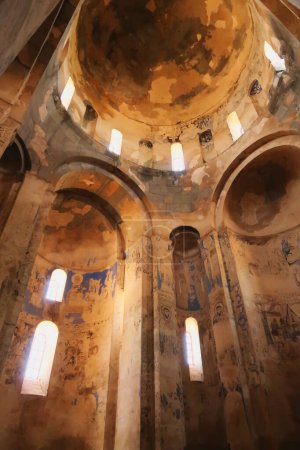 El interior de la Catedral Armenia de la Santa Cruz, bóvedas, la cúpula, cúpula y muchas pinturas murales cristianas ortodoxas y frescos, Isla Akdamar, Lago Van, Turquía 2022