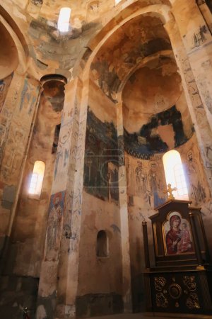 Das Innere der armenischen Heilig-Kreuz-Kathedrale, Gewölbe, christlich-orthodoxe Wandmalereien und Fresken und ein Altar mit einer Ikone der Jungfrau Maria und dem Jesuskind, Insel Akdamar, Van-See, Türkei 2022