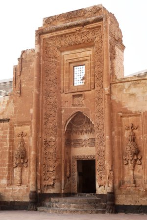 Majestätisches Tor, Tor in osmanischer Architektur vom zweiten Hof im Ishak Pascha Palast aus gesehen, Sarayi, Dogubeyazit, Türkei 2022