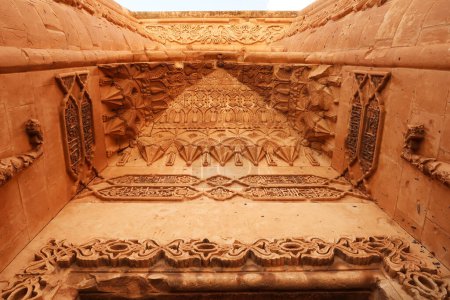 Die aufwändigen Muster und Details, die in das majestätische osmanische Tor geschnitzt wurden, Türöffnung vom zweiten Hof innerhalb des Ishak Pascha-Palastes, Sarayi, Dogubeyazit, Türkei 2022