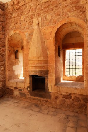 Raum im osmanischen Ishak Pascha Palast, Sarayi, vergitterte Fenster und ein traditioneller Kamin, Dogubeyazit, Türkei 2022