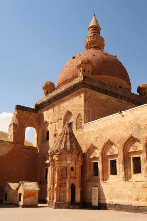 Osmanisches Grab vor einer Moschee mit roter Kuppel, Kuppel im zweiten Innenhof des Ishak Pascha Palastes, Sarayi, Dogubeyazit, Türkei 2022