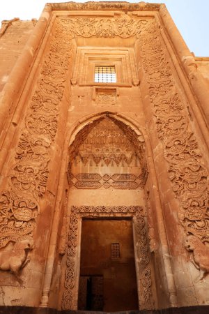 Majestätisches Tor, Tor in osmanischer Architektur im zweiten Hof des Ishak Pascha Palastes, Sarayi, Dogubeyazit, Türkei 2022