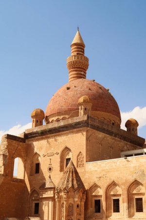 Téléchargez les photos : Tombeau ottoman devant le toit rouge, coupole, dôme de la mosquée dans la deuxième cour à l'intérieur du palais Ishak Pacha, Sarayi, Dogubeyazit, Turquie 2022 - en image libre de droit
