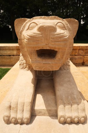 Téléchargez les photos : Une des statues en pierre, sculptures qui forment la Route des Lions au monument Anitkabir, complexe, mémorial, Ankara Turquie 2022 - en image libre de droit