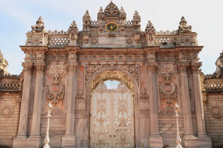 Téléchargez les photos : La porte magnifiquement décorée du sultan, porte du sultan au palais Dolmabahce, Istanbul, Turquie 2022 - en image libre de droit