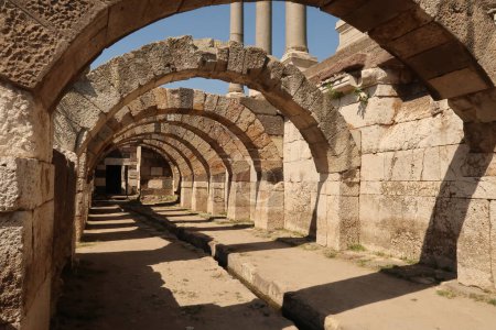 Los arcos del ágora de la antigua ciudad de Esmirna, Izmir, Turquía 2022