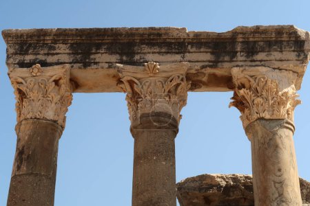Téléchargez les photos : Trois piliers sur le site archéologique d'Ephèse, Selcuk, Turquie 2022 - en image libre de droit