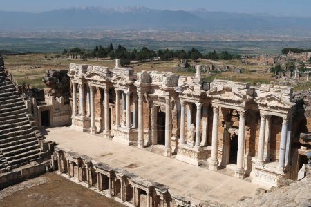 Téléchargez les photos : La scène de l'Amphithéâtre Théâtre sur le site archéologique de Hierapolis, Pamukkale, Denizli, Turquie 2022 - en image libre de droit