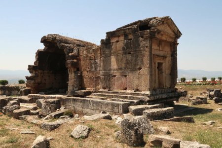 Téléchargez les photos : La tombe A18 à la nécropole nord de l'ancien site de Hierapolis, Pamukkale, Denizli, Turquie 2022 - en image libre de droit