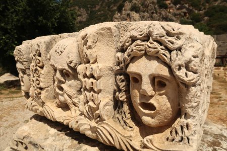 Téléchargez les photos : Pierre avec relief antique élaboré de trois masques de théâtre dans l'ancienne ville de Myra, près de Demre, Turquie 2022 - en image libre de droit