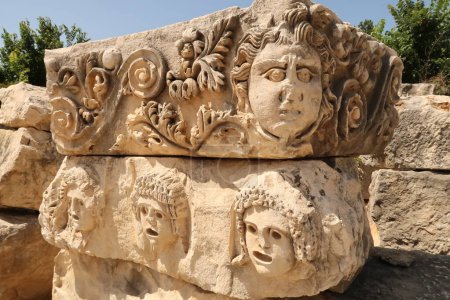 Zwei Steine mit kunstvollen Steinreliefs, Theatermasken und Ornamenten in der antiken Stadt Myra in der Nähe von Demre, Türkei 2022