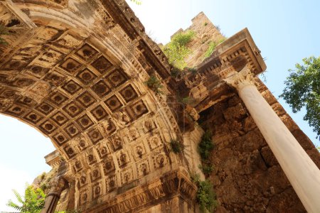Téléchargez les photos : Le plafond de l'une des arches d'entrée de la Porte des Hadriens, Antalya, Turquie 2022 - en image libre de droit