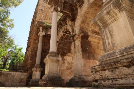 La Puerta de los Hadrianos, famoso monumento romano antiguo en Antalya, Turquía 2022