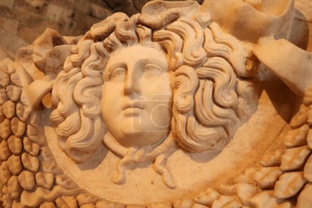Téléchargez les photos : Tête de relief méduse sur un sarcophage romain au musée de Hierapolis, Pamukkale, Denizli, Turquie, 20 mai 2022 - en image libre de droit