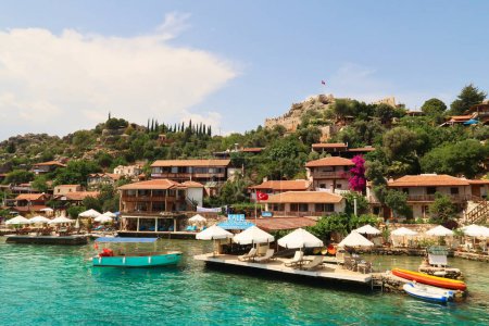 Téléchargez les photos : La belle ville côtière de Kalekoy, ancienne ville de Simena vue du bateau sur notre tour de l'île de Kekova, près de Demre, Turquie, 27 mai 2022 - en image libre de droit