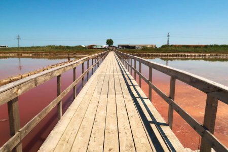 Foto de Paseo de la tabla principal y zona de entrada de las sartenes de sal de Burgas, un grupo de piscinas rosadas saladas en Atanasovsko, Lago Atanasovo, Burgas, Bourgas, Bulgaria 2022 - Imagen libre de derechos