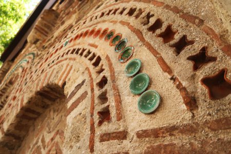 Foto de Filas de azulejos y ladrillos decoran la elaborada fachada de la Iglesia de San, San Paraskevi, Sveta Paraskeva en el casco antiguo de Nessebar, Nesebar, Bulgaria 2022 - Imagen libre de derechos