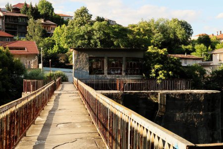 Una presa abandonada en el río Yantra, barandillas oxidadas, barandillas, barandillas a ambos lados del puente de hormigón, Veliko Tarnovo, Bulgaria 2022