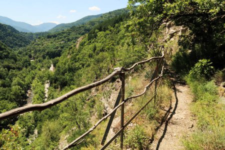 Une rampe en bois entre l'étroit sentier de randonnée d'Asen, la forteresse d'Asens au monastère de Bachkovo et la gorge de la rivière Chepelare, Plovdiv, Plowdiw, Bulgarie 2022