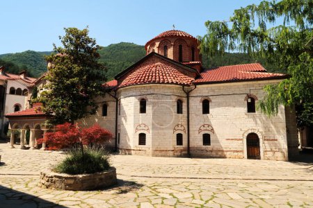 Vue sur la cour de l'Assomption de la Sainte Vierge, l'église principale du monastère de Bachkovo, près de Plovdiv, Bulgarie 2022