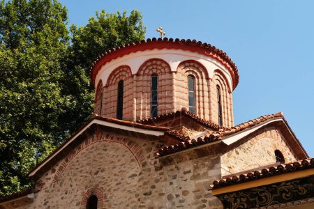 Le toit, coupole, dôme de la rue, église Saint Nicolas, Nikola dans l'une des cours du monastère Bachkovo, près de Plovdiv, Bulgarie 2022