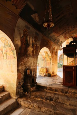 Entrée de l'église Saint-Archange Michel et Gabriel au monastère de Bachkovo, fresques colorées, peintures couvrent le plafond, murs, voûtes, près de Plovdiv, Bulgarie 2022