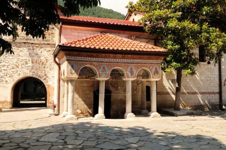 L'entrée de l'église Saint-Archange Michel et Gabriel dans l'une des cours du monastère de Bachkovo, près de Plovdiv, Bulgarie 2022