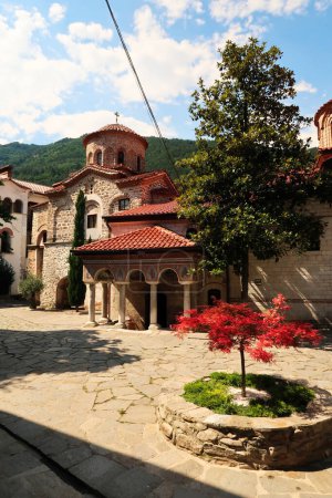 Vue sur la cour de l'église Saint-Archange Michel et Gabriel, Monastère de Bachkovo, près de Plovdiv, Bulgarie 2022