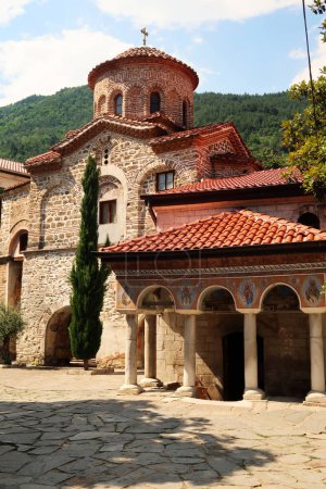 L'église Saint-Archange Michel et Gabriel dans l'une des cours du monastère de Bachkovo, près de Plovdiv, Bulgarie 2022