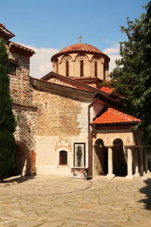 L'église Saint-Archange Michel et Gabriel dans l'une des cours du monastère de Bachkovo, une icône sur l'un de ses murs, près de Plovdiv, Bulgarie 2022