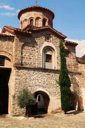 La façade de l'église Saint-Archange Michel et Gabriel dans l'une des cours du monastère de Bachkovo, près de Plovdiv, Bulgarie 2022