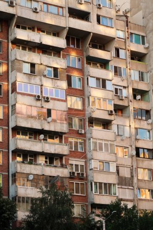 Orange, jaune, rose reflet du coucher de soleil dans les nombreuses fenêtres d'un béton, socialiste, panneau brutaliste, multi-étages, tour, immeuble, Sofia, Bulgarie 2022