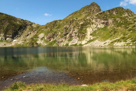 Les montagnes se reflètent sur l'eau verte, bleue et turquoise du rein, lac Babreka, l'un des sept lacs Rila, situé sur un plateau dans le parc national de Rila, près de Sofia, Bulgarie 2022