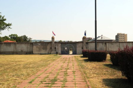 Der Eingang und die Außenmauern des Roten Kreuzes, Konzentrationslager Crveni Krst in Nis, Serbien 2022
