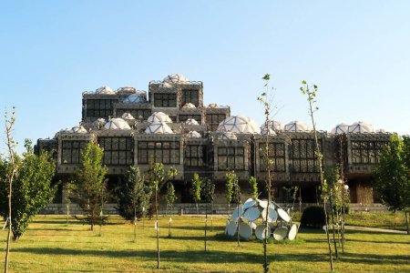 La Bibliothèque de l'Université nationale du Kosovo, recouverte d'une grille métallique, réseau, de nombreux dômes blancs avec motif géométrique sur le dessus, un exemple d'architecture socialiste et brutaliste dans le centre-ville de Pristina, Pristina, Kosovo 2022