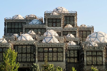 La façade de la Bibliothèque de l'Université nationale du Kosovo, couverte d'une grille métallique, filet, de nombreux dômes blancs avec motif géométrique sur le dessus, un exemple d'architecture socialiste et brutaliste dans le centre-ville de Pristina, Pristina, Kosovo 2022