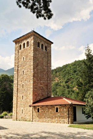 Der Turm, Glockenturm im Innenhof des Patriarchats des Klosters Pec, außerhalb von Peja, Kosovo 2022