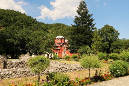Im Hof, Garten des Patriarchats des Klosters Pec, Blick zwischen den Bäumen auf den Kirchenkomplex, außerhalb von Peja, Kosovo 2022